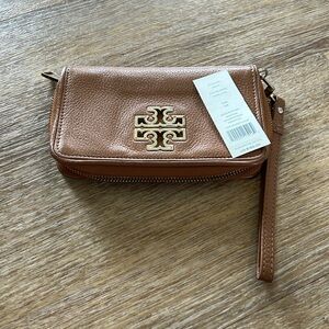 Tory Burch Britten Smartphone Leather Wallet in Bark